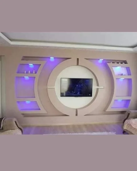 Instalação de móvel de TV personalizado no Algarve com iluminação LED, prateleiras embutidas e design moderno